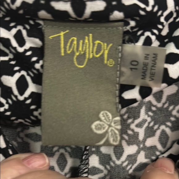 Elegant Black and White Patterned Dress - Picture 2 of 5